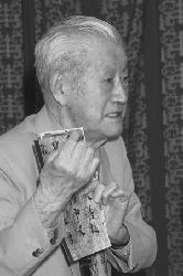 Professor Fujieda Akira, explaining his classification to the workshop 
 Photograph by Chris Lee, Copyright 1997 The British Library Board