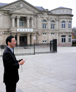 Professor Mitani during a recent visit to the Lüshun Museum